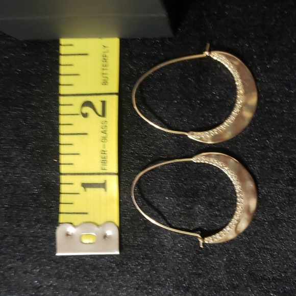 Beautiful Hammered Loft Gold Tone Earrings with rhinestones. - Picture 4 of 4